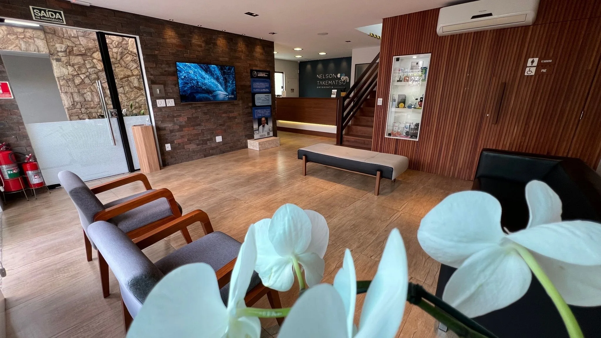 Recepção e sala de espera do consultório em Mogi das Cruzes