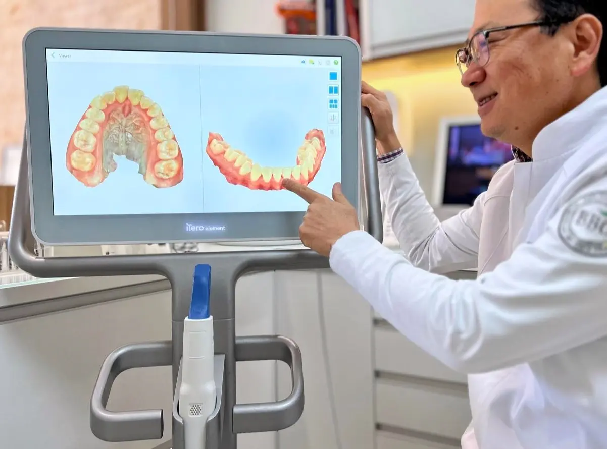Dr. Nelson Takematsu apresentando o escaneamento intraoral 3D com scanner iTero no consultório em Mogi das Cruzes